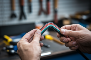 mains-tube-multicouche-outil-atelier